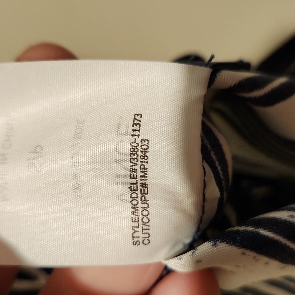 ❤️ NWOT! VINCE SILK TOP - SCARF PRINT, SMALL - Picture 8 of 9